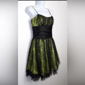 Morgan & Co Formal Party Holiday
Prom Green Over Black Mesh
Dress Size 7/8